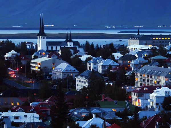 Cheap Flights from Reykjavík to Akureyri