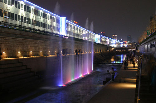 Cheonggyecheon at night.